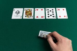 Holding Poker Sunwin – Thiên đường cá cược thắng tiền thưởng lớn